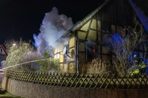 FW Porta Westfalica: 04.12.2025 - Wohnungsbrand in Eisbergen / 1 Person verstorben