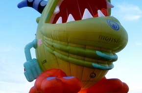 Monster Worldwide Deutschland GmbH: Monster-Ballon bei neun Jahrzehnten Luftfahrtgeschichte dabei: Grünes Monster macht Station am Hamburger Airport