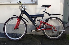 Polizeiinspektion Hameln-Pyrmont/Holzminden: POL-HM: Radfahrer flüchtet nach Verkehrsunfall - Zeugen gesucht (728136/13)
