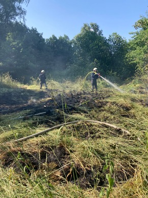 FW-EN: Feuerwehr Hattingen bekämpft mehr als zwei Stunden einen Flächenbrand