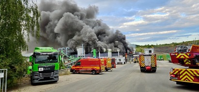 Feuerwehr Dresden: FW Dresden: Gro&szlig;brand in einem Recyclingbetrieb - Warnung der Bev&ouml;lkerung erforderlich