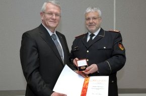 Deutscher Feuerwehrverband e. V. (DFV): Feuerwehr-Ehrenkreuz in Gold für Jürgen Rehmann / Dank an Vorstandsvorsitzenden des Verbands öffentlicher Versicherer