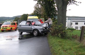 Polizeiinspektion Hameln-Pyrmont/Holzminden: POL-HOL: Auto prallt frontal gegen Straßenbaum /  19-Jähriger mit Beinbruch ins Krankenhaus