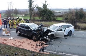 Kreispolizeibehörde Höxter: POL-HX: Frontalzusammenstoß zweier Pkw mit 2 Schwerverletzten