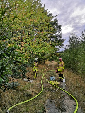 FW Grevenbroich: Rund 7600 Quadratmeter Gestrüpp und Wald bei Grevenbroich in Flammen / Schnelles Eingreifen der Wehr verhindert größeren Waldbrand