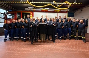 Freiwillige Feuerwehr Werne: FW-WRN: Volksbank Kamen-Werne stellt Mittel für Polo-Shirts der Jugendfeuerwehr Werne zur Verfügung