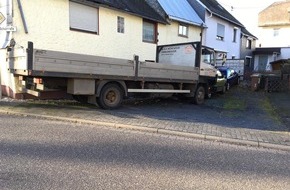 Polizeidirektion Montabaur: POL-PDMT: Lkw fährt infolge eines Verkehrsunfalls gegen ein Gebäude und sciebt zwei Pkw gegen ein Gebäudeteil - hoher Sachschaden