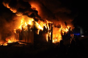 FW-KLE: Erstmeldung: Brand eines kunststoffverarbeitenden Betriebs im Gewerbegebiet Bedburg-Hau