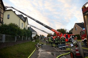 Feuerwehr Rösrath: FW Rösrath: Dachstuhlbrand in Mehrfamilienhaus