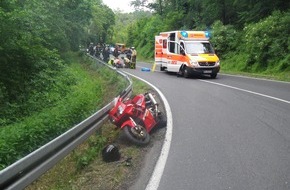 Polizei Düren: POL-DN: Motorradfahrer stürzen im Kurvenbereich