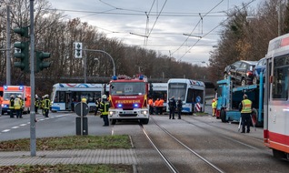 Feuerwehr Bochum: FW-BO: Verkehrsunfall zwischen LKW und Straßenbahn fordert 11 verletzte Personen