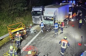 Freiwillige Feuerwehr Königswinter: FW Königswinter: Auffahrunfall mit mehreren LKW auf der Autobahn A 3 - Fahrer von Feuerwehr befreit