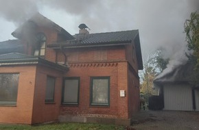 Kreisfeuerwehrverband Dithmarschen: FW-HEI: Feuer in zwei Gebäuden - Feuerwehr findet leblose Person