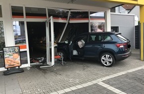 Feuerwehr Bochum: FW-BO: PKW durchbricht Schaufensterscheibe einer Bäckerei in Bochum-Riemke