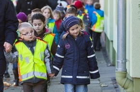 Polizei Bielefeld: POL-BI: "Sicherer Schulweg" - Mit dem Bus auf den Gehweg? Ja, das geht...