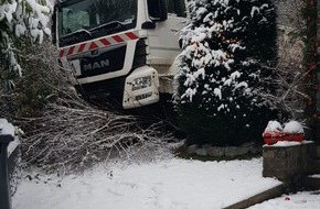 Polizei Hagen: POL-HA: Schnee und Glätte sorgen für Unfälle - LKW fährt in Garten
