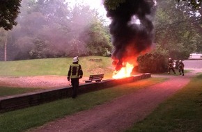 Polizeidirektion Bad Kreuznach: POL-PDKH: Brennende Parkbank auf einem Spielplatz