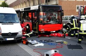 Feuerwehr Essen: FW-E: Junge Frau von Bus angefahren, schwer verletzt