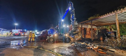 Feuerwehr Grevenbroich: FW Grevenbroich: Feuer auf Grevenbroicher Schaf-Farm / Feuerwehr rettet hunderte Tiere - rund achtstündiger Einsatz der Wehr