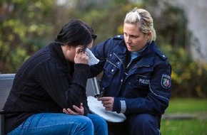 Polizei Rhein-Erft-Kreis: POL-REK: Bahnhof am Schloss: 53-Jährige Samstagmittag beraubt - Brühl