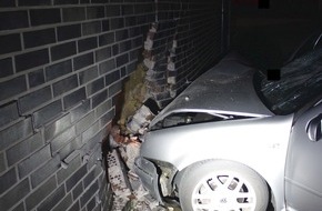 Polizei Minden-Lübbecke: POL-MI: Unfallflucht: Auto kracht in Hauswand