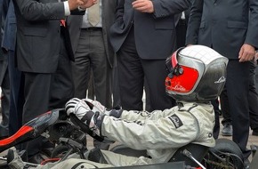Linde Material Handling GmbH: Elektro-Power - aus dem Gabelstapler für die Straße / Linde Material Handling beeindruckt Ministerpräsident Bouffier mit bezahlbaren Elektroantrieben (BILD)