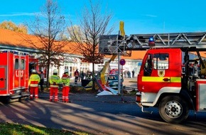 Feuerwehr Dortmund: FW-DO: PKW fährt in Werbetafel, der Fahrer wurde in seinem Fahrzeug eingeklemmt