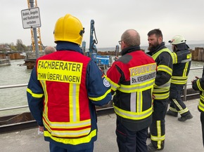 KFV Bodenseekreis: Schweres Arbeitsgerät in Schieflage im Hafen von Hagnau