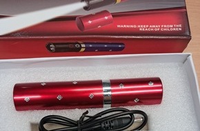 Hauptzollamt D&uuml;sseldorf: HZA-D: Elektroschocker als Urlaubsgeschenk - Zoll beschlagnahmt verbotene Waffe / Elektroschocker war als Geschenk f&uuml;r 15-j&auml;hrige Tochter gedacht