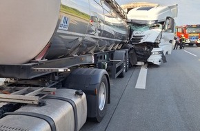 Kreisfeuerwehr Rotenburg (Wümme): FW-ROW: Verkehrsunfall zwischen zwei LKW auf der A1 - Fahrer schwer verletzt
