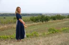 ARD Das Erste: Das Erste: "Rote Rosen": Dreharbeiten im Burgenland  mit viel Schmäh
Sarah Wiener und Fritz von Friedl stehen in Episodenrollen für die ARD-Telenovela vor der Kamera