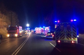 Feuerwehr Olpe: FW-OE: Mehrere Verletzte und hoher Sachschaden bei Verkehrsunfall