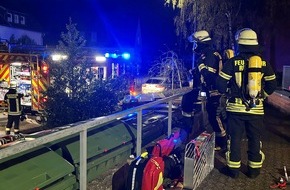 Feuerwehr Rösrath: FW Rösrath: Gemeldeter Verkehrsunfall, Person in Notlage und Gebäudebrand: Feuerwehr Rösrath mehrfach im Einsatz