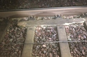 Bundespolizeiinspektion Hannover: BPOL-H: Zeugenaufruf: Mehrere Züge durch Bewurf beschädigt