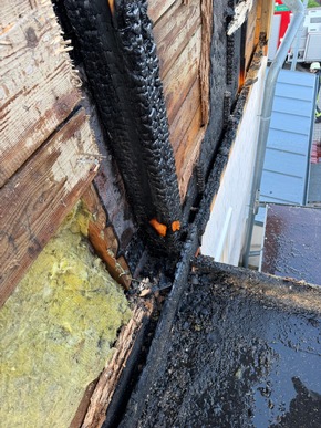 KFV-CW: Fassadenbrand an Schreinerei/Schnelles Eingreifen der Feuerwehr verhindert Gro&szlig;brand