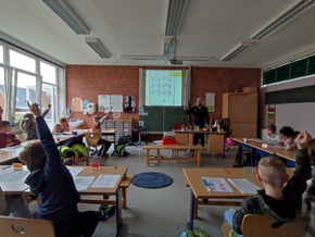 POL-NI: Haßbergen - Polizei gibt Verkehrsunterricht in der vierten Klasse der Grundschule in Haßbergen (Teil 3)