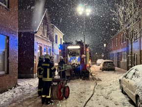 FW-AUR: Fahrzeugbrand in dichtem Schneetreiben bek&auml;mpft