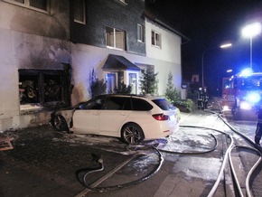 FW-AR: PKW-Brand greift in Arnsberg-Müschede auf Wohngebäude über