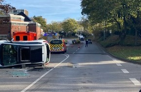 Polizei Mettmann: POL-ME: Unfall mit zwei Schwerverletzten und Unfallflucht - Erkrath - 2211059