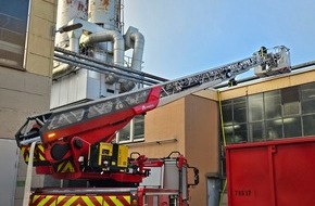 Feuerwehr der Stadt Arnsberg: FW-AR: Brand in Gewerbebetrieb / Feuerwehr verhindert größere Schäden