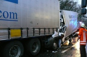 Polizeiinspektion Hildesheim: POL-HI: Tödlicher Verkehrsunfall am Stauende Kleintransporter fährt auf Sattelzug auf
