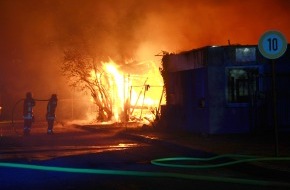 Feuerwehr Essen: FW-E: Lagerhalle auf städtischem Bauhof vollständig vernichtet