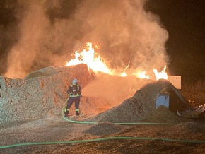 FW-EN: Mehrere hundert Kubikmeter Holzhackschnitzel brennen