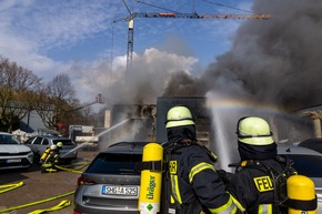 FW Porta Westfalica: 10.03.2026 - Gro&szlig;brand einer KFZ-Werkstatt in Porta Westfalica Barkhausen