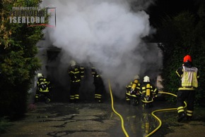 FW-MK: Garage brennt in voller Ausdehnung