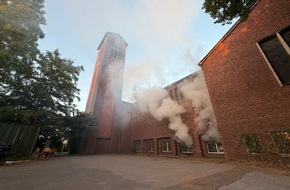 Feuerwehr Essen: FW-E: Feuer in leerstehender Kirche - Brand in Bibliothek schnell gel&ouml;scht