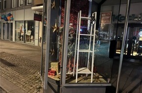 Polizeiinspektion Hildesheim: POL-HI: Einbruch in Glasvitrine in der Almstra&szlig;e