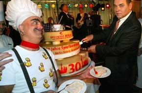 Spielbank Berlin: 30 Jahre Spielbank Berlin / Ein Abend in Gold und Bordeaux-Rot.