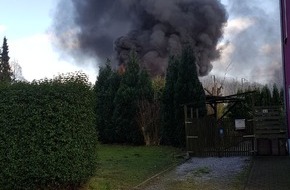 Feuerwehr Recklinghausen: FW-RE: Ausgebaute Gartenlaube brennt in voller Ausdehnung