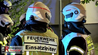 FW Mettmann: Feuer im zweiten Obergeschoss in einem Mehrfamilienhaus in Mettmann. 10 Personen wurden verletzt. Davon ein Kind und ein Erwachsener schwer. Ersthelfer retten 2 Personen aus der Brandwohnung.